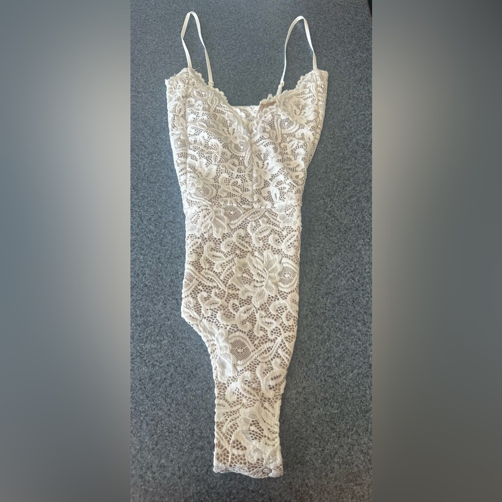 Size medium Windsor white lace bodysuit!